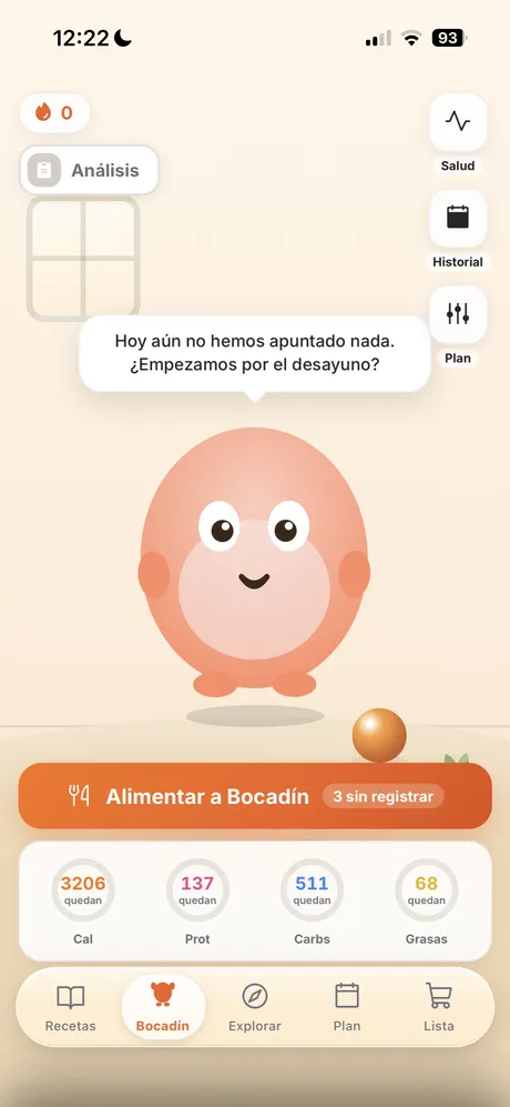 Pantalla de Bocadín, la mascota, con el botón de alimentarla y los anillos de calorías, proteína, carbohidratos y grasas del día.